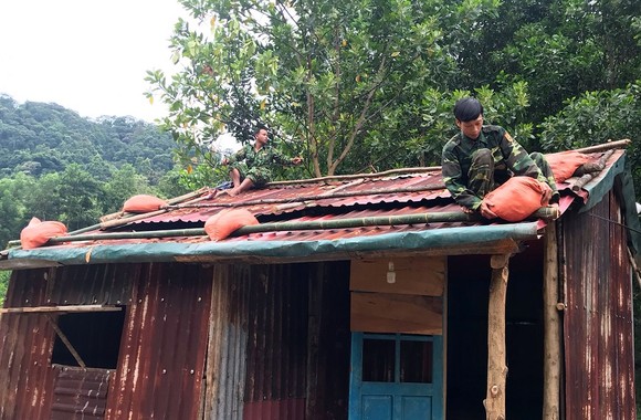 Phó Thủ tướng Trịnh Đình Dũng chỉ đạo công tác ứng phó bão số 5 tại Thừa Thiên - Huế ảnh 9