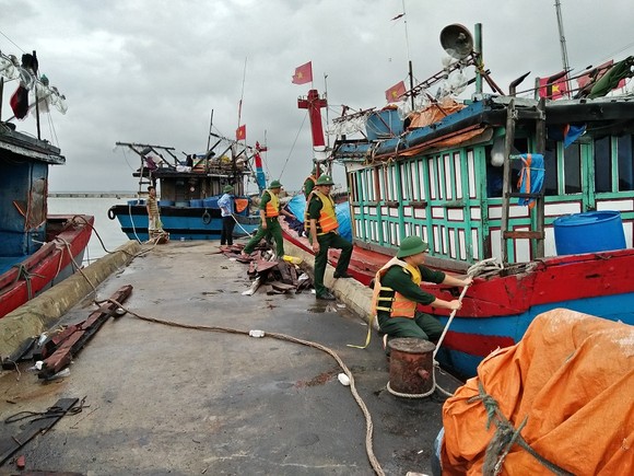 Phó Thủ tướng Trịnh Đình Dũng chỉ đạo công tác ứng phó bão số 5 tại Thừa Thiên - Huế ảnh 5
