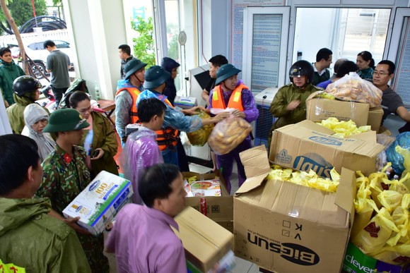 Thừa Thiên – Huế khẩn cấp cứu trợ người dân vùng lũ ảnh 1