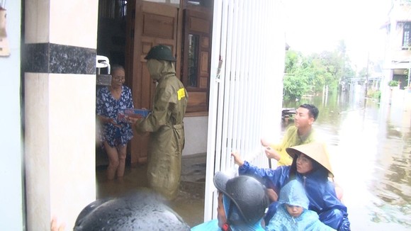 Thừa Thiên – Huế khẩn cấp cứu trợ người dân vùng lũ ảnh 5