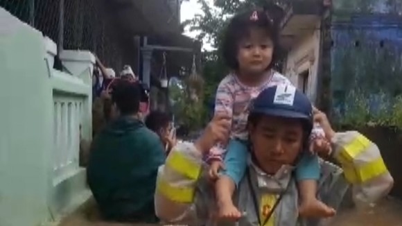 Thừa Thiên – Huế khẩn cấp cứu trợ người dân vùng lũ ảnh 3