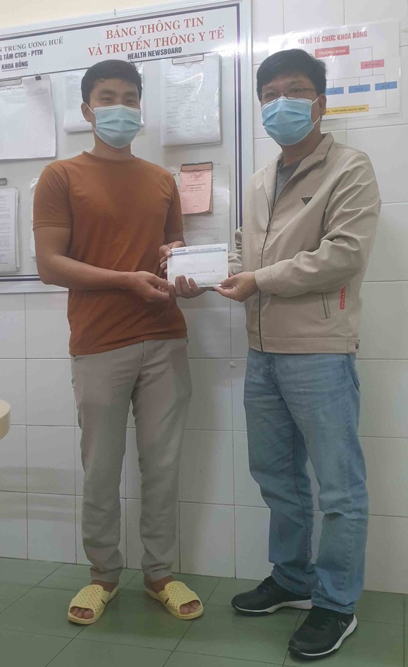 Trao tiền hỗ trợ các hoàn cảnh khó khăn tại Huế, Hà Tĩnh, Quảng Nam ảnh 1