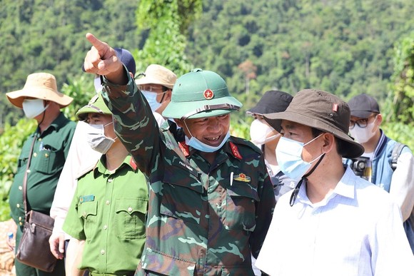 Khảo sát hiện trường trước khi tổng lực tìm kiếm các nạn nhân mất tích tại Thủy điện Rào Trăng 3 ảnh 3