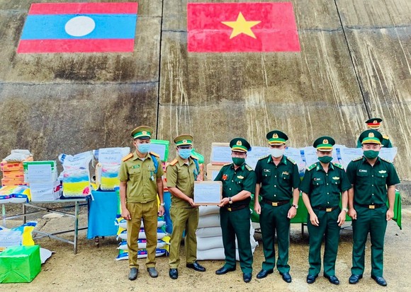 Tặng lương thực và vật tư y tế cho lực lượng vũ trang Lào ảnh 2