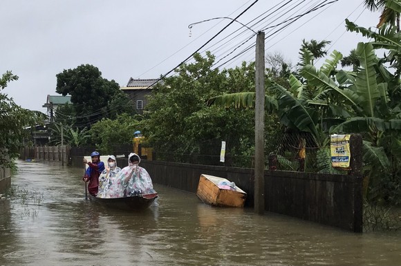 Một số tỉnh miền Trung bị sạt lở, ngập cục bộ, chia cắt giao thông do mưa lớn ảnh 17