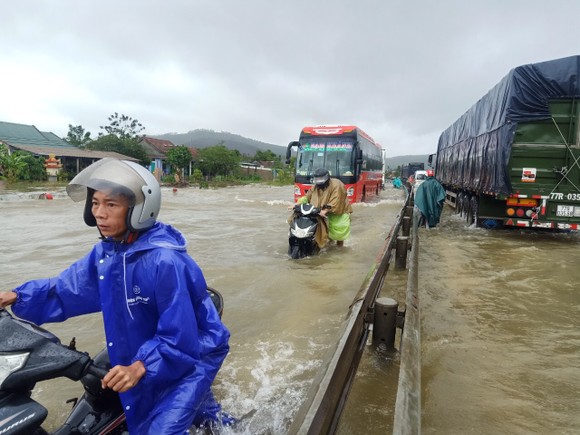 Một số tỉnh miền Trung bị sạt lở, ngập cục bộ, chia cắt giao thông do mưa lớn ảnh 12