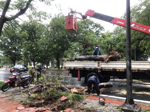 Một số tỉnh miền Trung bị sạt lở, ngập cục bộ, chia cắt giao thông do mưa lớn ảnh 14