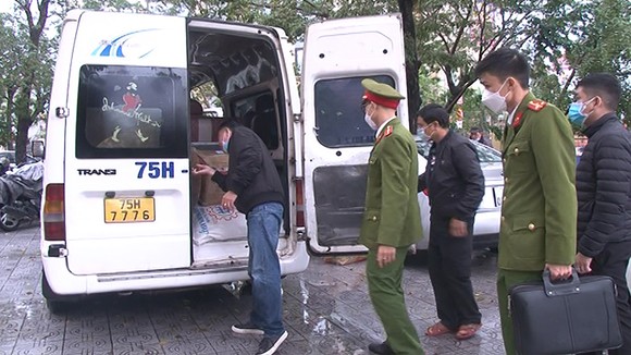 Phát hiện ô tô chở cầy hương và số lượng lớn rượu ngoại trái phép từ biên giới về TP Huế ảnh 1