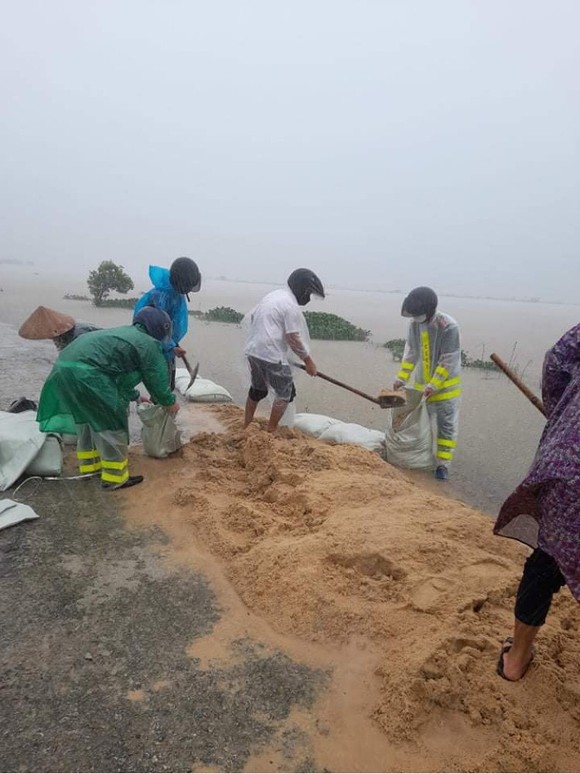 Thừa Thiên – Huế 1 chết đuối, 5 người bị thương vì lốc xoáy và mưa lũ trái mùa ảnh 3