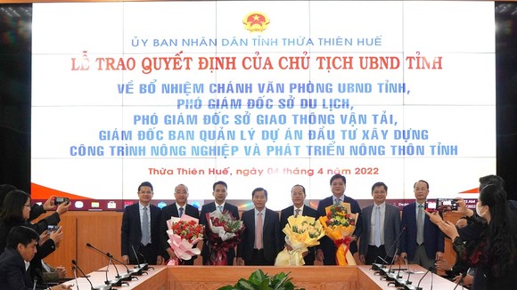 Lãnh đạo tỉnh Thừa Thiên - Huế tặng hoa chúc mừng các đồng chí được bổ nhiệm