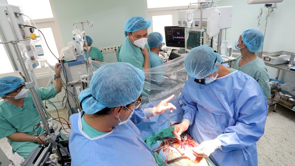 Ghép thành công tim người 19 tuổi chết não cho bệnh nhân 37 tuổi ảnh 1