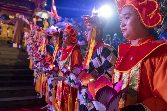 Sông Hương lung linh nhiệm màu cung đón 7 bước đi thanh tịnh của Đức Phật ảnh 13