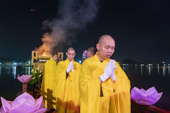 Sông Hương lung linh nhiệm màu cung đón 7 bước đi thanh tịnh của Đức Phật ảnh 9