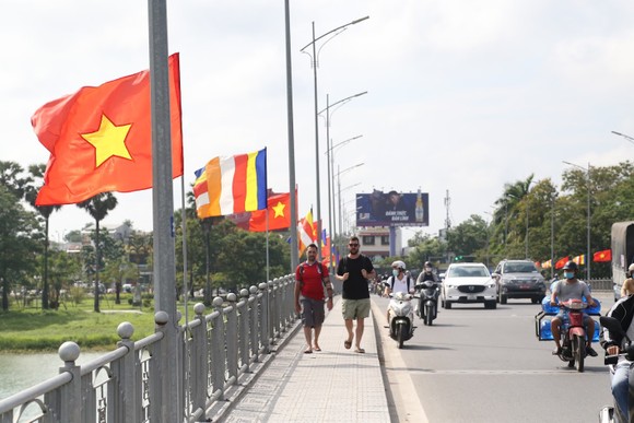 Cố đô Huế rộn ràng mùa Phật đản ảnh 22