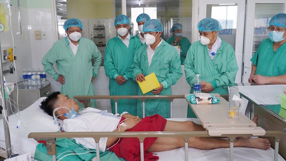 Tặng bằng khen ê kíp ca ghép tim xuyên Việt đặc biệt ảnh 2