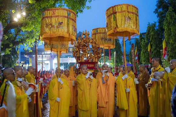 Trang nghiêm lễ chính thức Đại lễ Phật đản PL.2566 tại chùa Từ Đàm ảnh 12