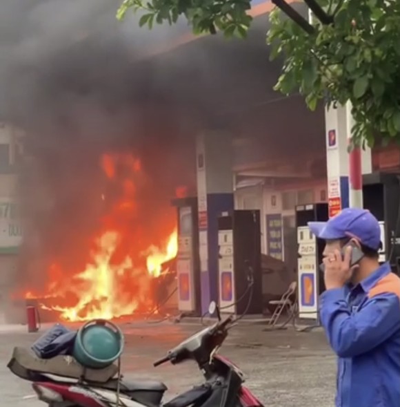 Cửa hàng xăng dầu bốc cháy dữ dội vì ô tô tông  ảnh 2