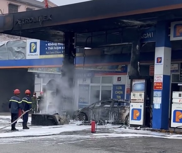 Cửa hàng xăng dầu bốc cháy dữ dội vì ô tô tông  ảnh 3