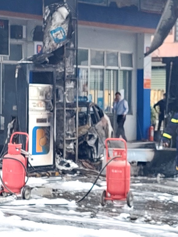 Cửa hàng xăng dầu bốc cháy dữ dội vì ô tô tông  ảnh 4