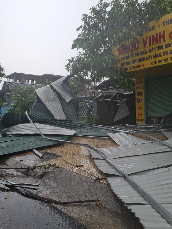 Mưa dông, lốc xoáy ở Thừa Thiên - Huế  khiến cây cối ngã đổ, hàng chục căn nhà tốc mái ảnh 4