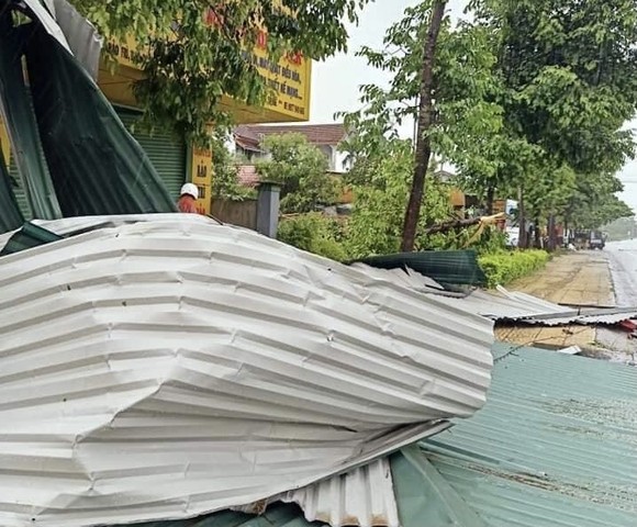 Mưa dông, lốc xoáy ở Thừa Thiên - Huế khiến cây cối ngã đổ, hàng chục căn nhà tốc mái ảnh 6