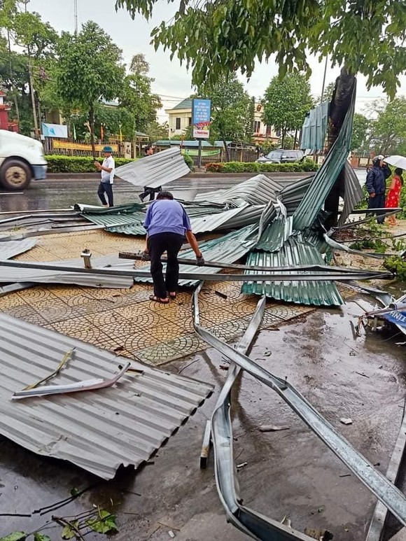Mưa dông, lốc xoáy ở Thừa Thiên - Huế khiến cây cối ngã đổ, hàng chục căn nhà tốc mái ảnh 3