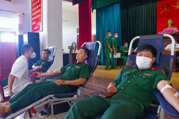 Thừa Thiên - Huế: Hàng trăm cán bộ, chiến sĩ biên phòng hiến máu cứu người ảnh 1