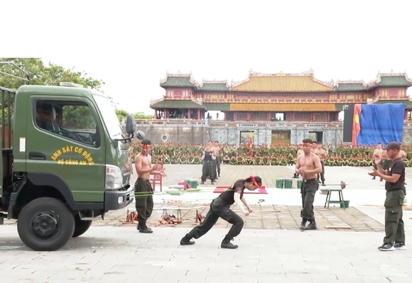 Cận cảnh cảnh sát đánh võ, bắn súng trước Ngọ Môn - Đại nội Huế ảnh 3