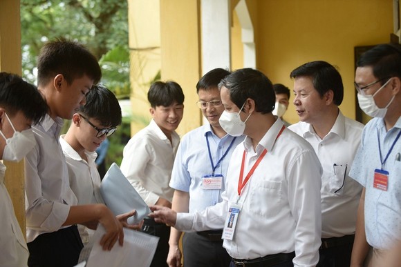 Bộ trưởng Bộ GD-ĐT động viên sĩ tử Thừa Thiên - Huế trước giờ thi Ngữ văn ảnh 2