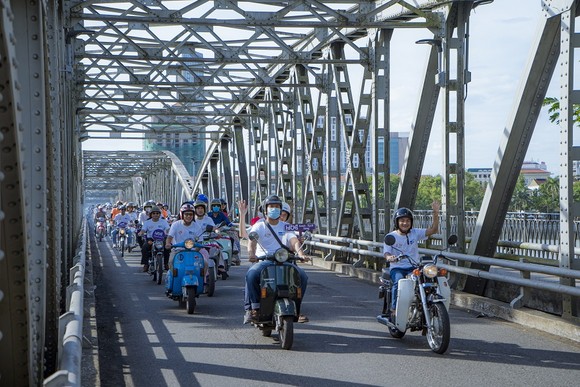 Diễu hành xe máy cổ quảng bá điểm đến và các sản phẩm du lịch ở Thừa Thiên - Huế ảnh 4