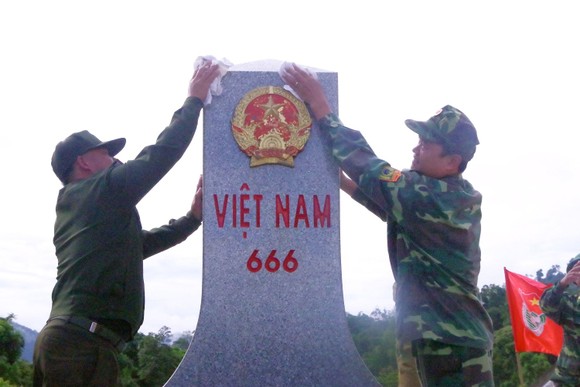 Lực lượng vũ trang Việt – Lào ra quân 'Ngày chủ nhật xanh' nơi biên giới ảnh 1