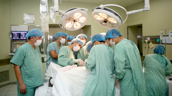 Ghép thận tự thân thành công cho bệnh nhân bị biến chứng khi nội soi tán sỏi từ tuyến dưới ảnh 1