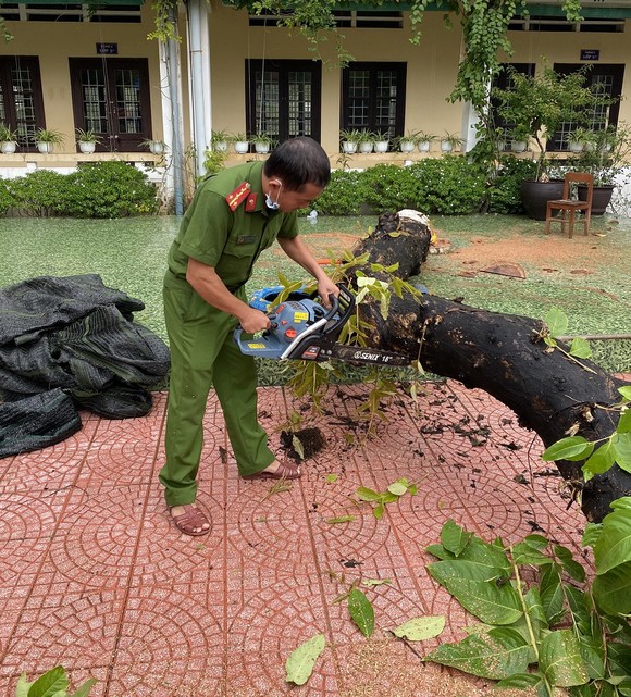 Thừa Thiên - Huế: Bộ đội, công an giúp dân phòng tránh bão ảnh 16