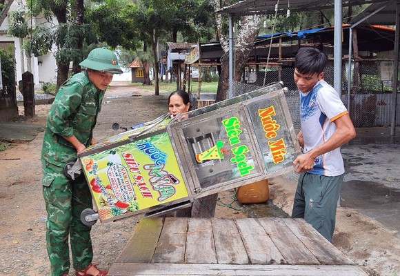 Thừa Thiên - Huế: Bộ đội, công an giúp dân phòng tránh bão ảnh 12