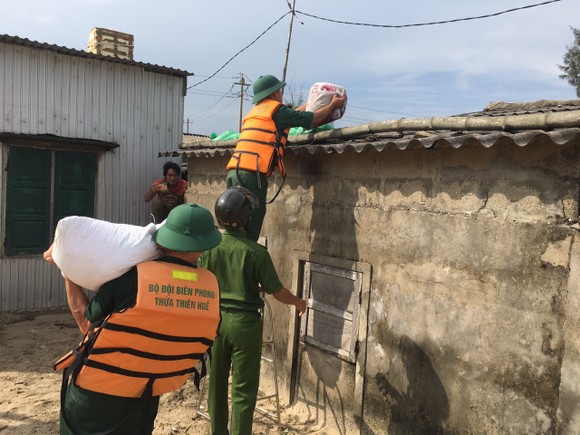 Thừa Thiên - Huế: Bộ đội, công an giúp dân phòng tránh bão ảnh 9