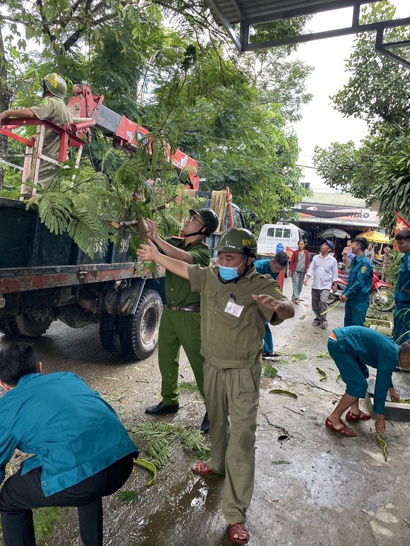 Thừa Thiên - Huế: Bộ đội, công an giúp dân phòng tránh bão ảnh 15
