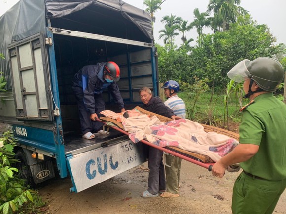 Thừa Thiên - Huế: Đội mưa, cõng dân đi tránh bão ảnh 10