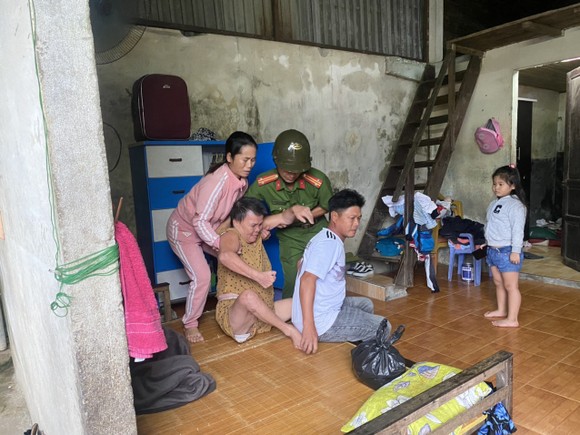 Thừa Thiên - Huế: Đội mưa, cõng dân đi tránh bão ảnh 11