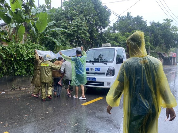 Thừa Thiên - Huế: Đội mưa, cõng dân đi tránh bão ảnh 6