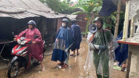 Thừa Thiên - Huế: Đội mưa, cõng dân đi tránh bão ảnh 1