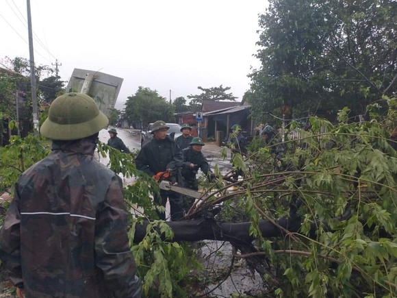 Thừa Thiên - Huế: Quân đội, công an hành quân về giúp dân khắc phục bão số 4 ảnh 14