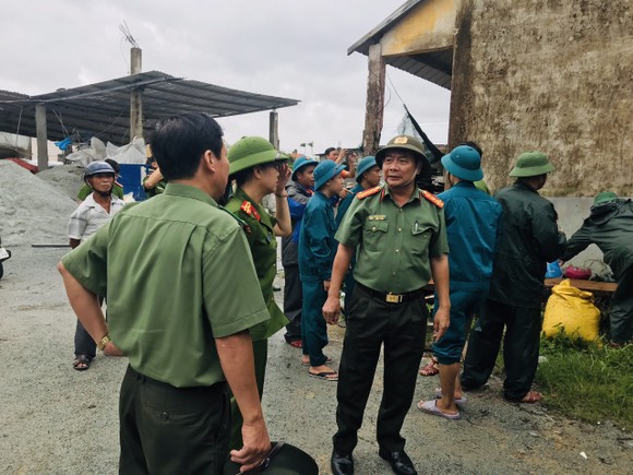 Thừa Thiên - Huế: Quân đội, công an hành quân về giúp dân khắc phục bão số 4 ảnh 4