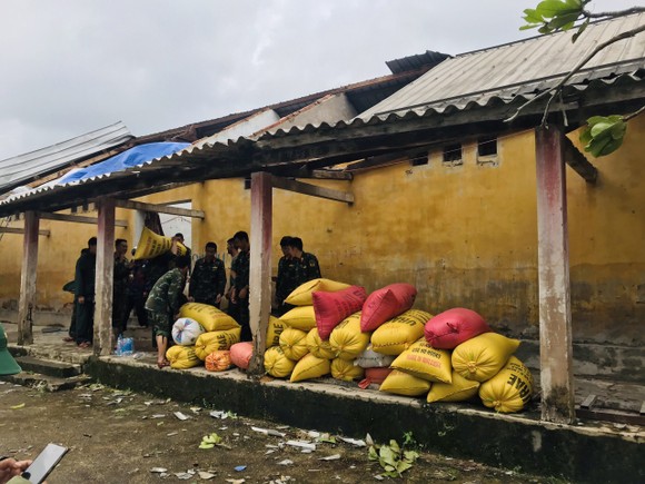 Thừa Thiên - Huế: Quân đội, công an hành quân về giúp dân khắc phục bão số 4 ảnh 2
