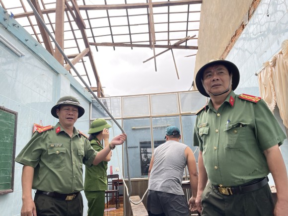 Thừa Thiên - Huế: Quân đội, công an hành quân về giúp dân khắc phục bão số 4 ảnh 15