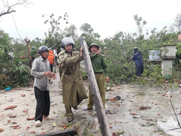 Thừa Thiên - Huế: Quân đội, công an hành quân về giúp dân khắc phục bão số 4 ảnh 13