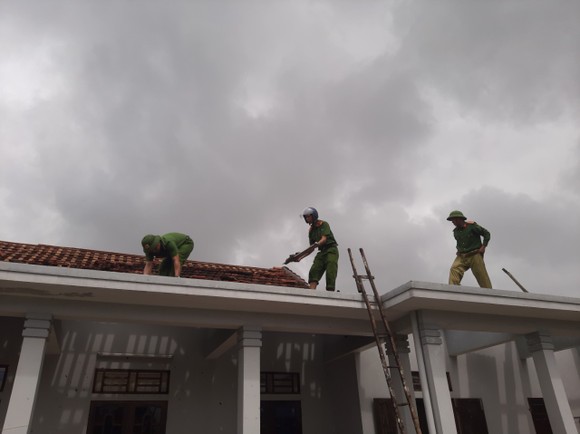 Thừa Thiên - Huế: Quân đội, công an hành quân về giúp dân khắc phục bão số 4 ảnh 9
