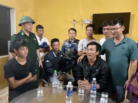Xuyên đêm cứu 9 ngư dân bị nạn trên vùng biển Thừa Thiên - Huế ảnh 2