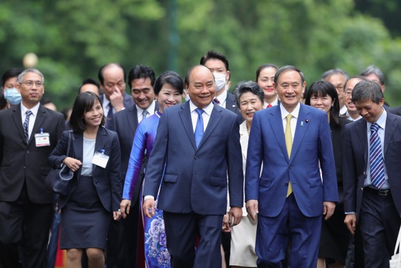 Thủ tướng Nhật Bản bắt đầu chuyến thăm chính thức Việt Nam ảnh 2