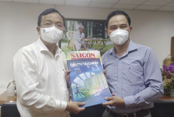 Trao tặng báo xuân SGGP cho Bệnh viện đa khoa Tây Ninh và Đồng Nai  ảnh 1