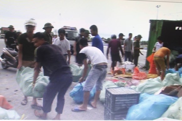 Người dân giúp thu gom hàng tấn trái cây sau tai nạn lật xe container ảnh 6